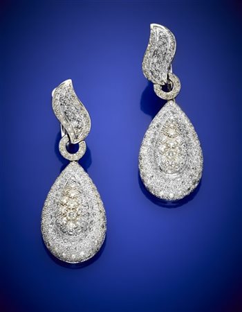 Orecchini pendenti a goccia in oro bianco e diamanti a pavé per complessivi ct.