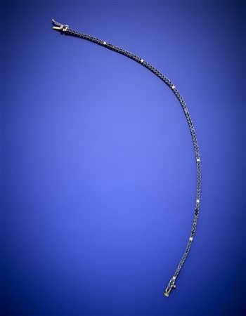 Bracciale tennis in oro bianco con zaffiri e diamanti, g 4,38 circa, lungh. cm