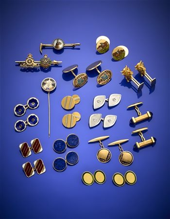 Lotto composto da undici paia di gemelli e tre pin in oro giallo 750/1000, 585/