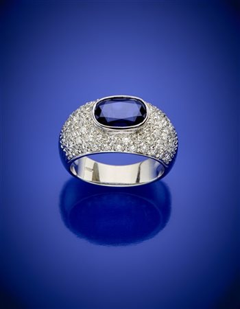 Anello in oro bianco con pavè di diamanti rotondi per complessivi ct. 0,90 circ