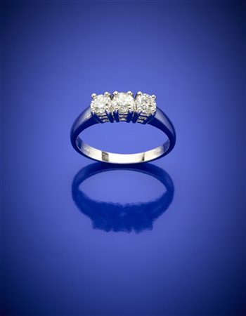 Anello trilogy in oro bianco e diamanti per complessivi ct. 0,70 circa, g 4,05