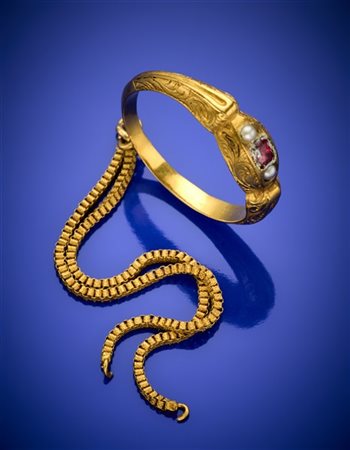 Anello in oro giallo cesellato con due mezze perle ai lati di un quarzo ialino