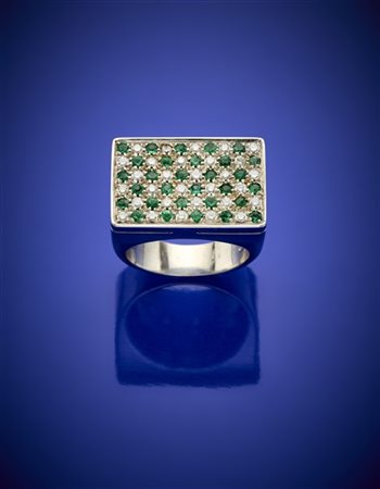 Anello in oro bianco rettangolare con pavè di diamanti per complessivi ct. 1,20