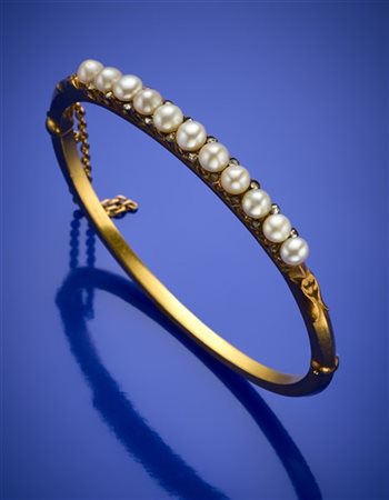 Bracciale rigido in oro giallo, perle a bottone e diamanti a mezza rosetta, det