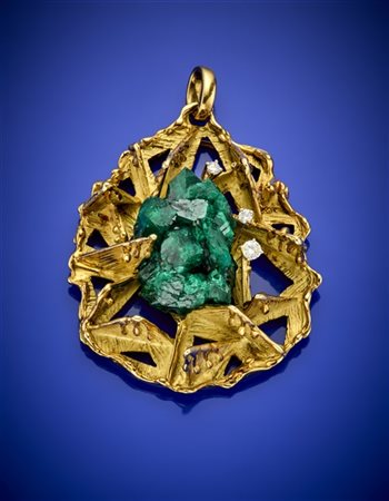 Pendente in oro giallo di forma astratta con al centro uno smeraldo grezzo, pic