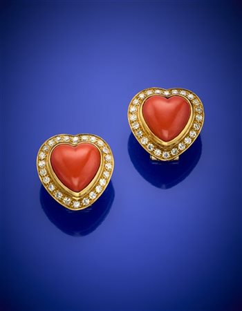 Orecchini a clip in oro giallo a cuore con corallo arancione centrale e rifinit