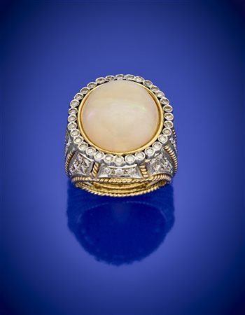 Anello in oro giallo e bianco con opale nobile cabochon di mm 19,20x15,23 circa