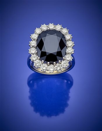 Anello in oro bianco con zaffiro ovale di ct. 11,00 circa e diamanti rotondi pe