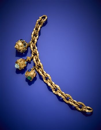 Bracciale in oro giallo a catena in parte rigata con tre charms rifiniti con pa