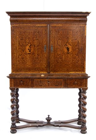 Prestigioso cabinet inglese William and Mary in noce intarsiato - XVIII secolo, attribuito a  GERRIT JENSEN (1667-1715)  