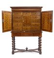 Prestigioso cabinet inglese William and Mary in noce intarsiato - XVIII secolo, attribuito a  GERRIT JENSEN (1667-1715)  