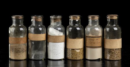 QUATTRO CAMPANE DI VETRO CON TERRE