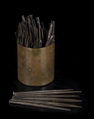 SCATOLA CON CESELLI IN FERRO BATTUTO PER ORAFO