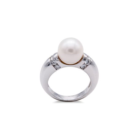 Anello in oro, perla e brillanti