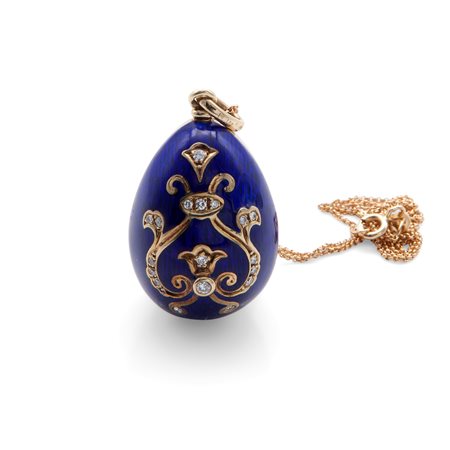 Catena in oro con pendente ovetto Fabergé in oro smalti e brillanti