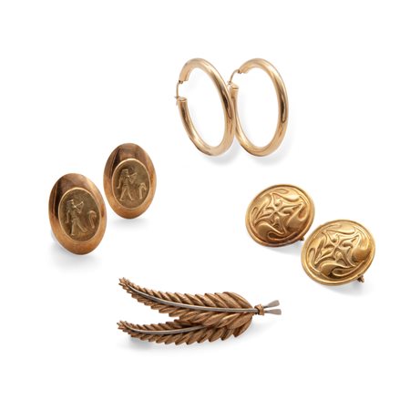 Lotto di tre orecchini più spilla in oro giallo