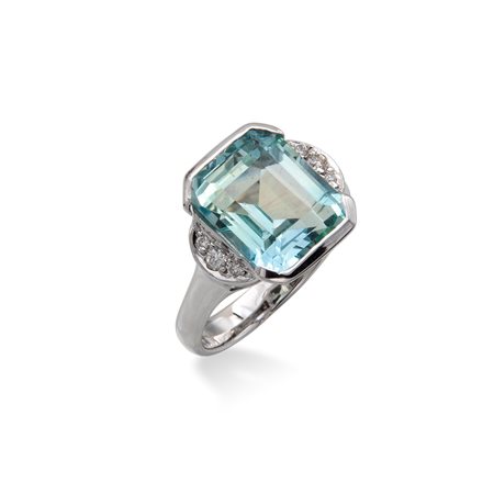Anello in oro acquamarina e brillanti.