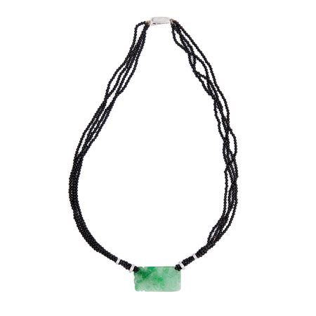 Collana in onice, giada centrale incisa e chiusura in oro