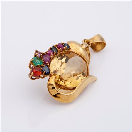 Pendente in oro con quarzo citrino centrale, smeraldi, rubini e zaffiri