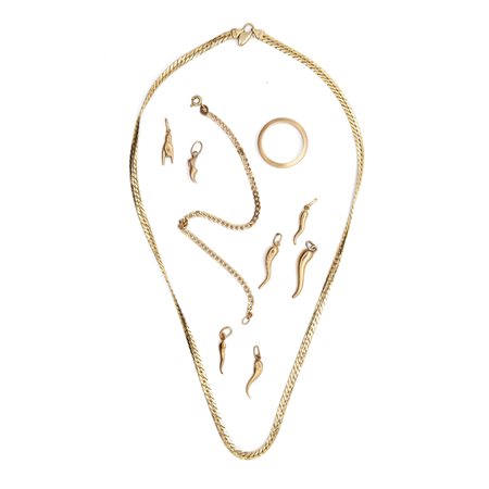 Lotto misto con fede, sette pendenti, bracciale e girocollo in oro