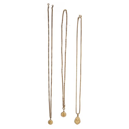 Lotto di tre catene con pendenti sacri in oro