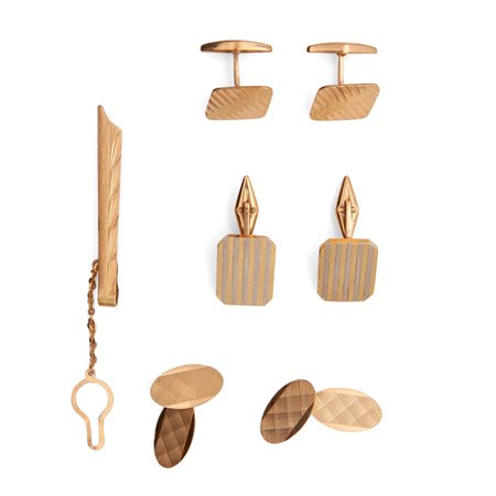 Lotto di tre coppie di gemelli e un fermacravatta in oro