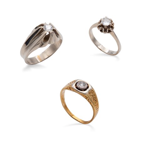 Lotto di 3 anelli antichi in oro con brillante solitario al centro