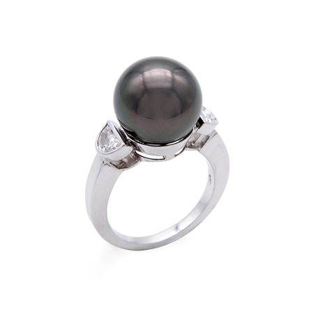 Anello in oro bianco con perla Tahiti e brillanti in taglio mezzaluna