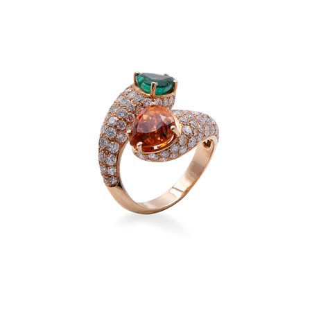 Anello contrarié in oro, smeraldo colombiano e granato mandarino con brillanti