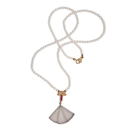 Collana di perle con pendente in oro cristallo di rocca, rubini e brillanti