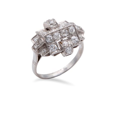 Anello del periodo decò di linea a ponte in oro bianco e brillanti