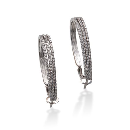 Orecchini a cerchio in oro,con tre riviere di brillanti