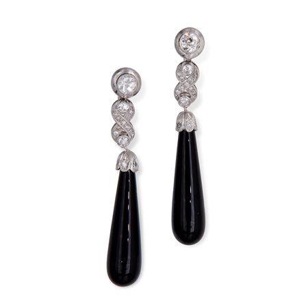Coppia di orecchini pendenti art decò platino brillanti e onice