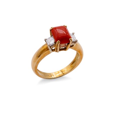Anello in oro, corallo e diamanti taglio smeraldo