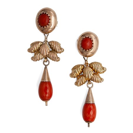 Coppia di spille antiche in oro e corallo