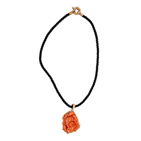 Collana con pendente in corallo cerasuolo e oro