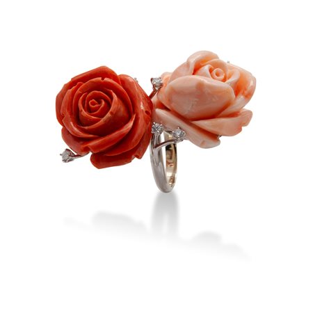 Anello in oro, rose in corallo e brillanti