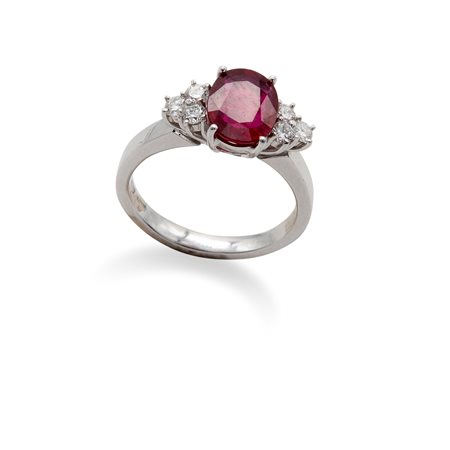 Anello in oro, rubino e brillanti