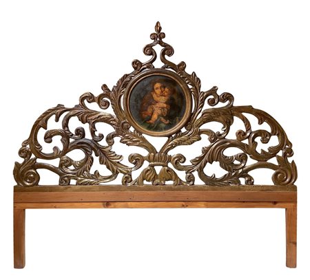 Testata da letto in legno dorato scolpita a larghe foglie d'acanto con tondo centrale portante sacra immagine della Maternità, Fine 18° Secolo