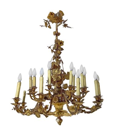Grande lampadario in bronzo e ottone dorato al mercurio, a 18 luci, con decori a ramage di foglie., XVIII / XIX Secolo