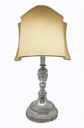Lampada da tavolo con base in argento e ventola, Sbalzata con foglie d'acanto e cherubini., First half of °e 19° Secolo