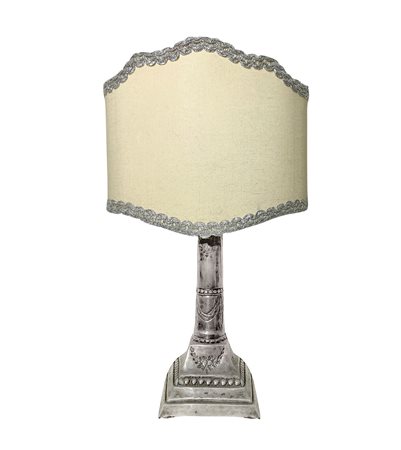 Lampada da tavolo con base a colonna in argento con ventola., 1804