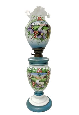 Lume a petrolio in opaline decorato a mano su base bianca , Fine 19° Secolo