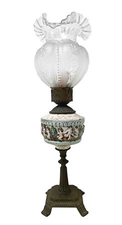 Lume in maiolica dipinta con putti a sbalzo colorati, base in ottone e boccia in vetro a tulip