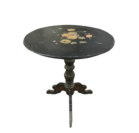 Tavolino rotondo in legno ebanizzato nero con piano dipinto a fiori policromi, 19° Secolo