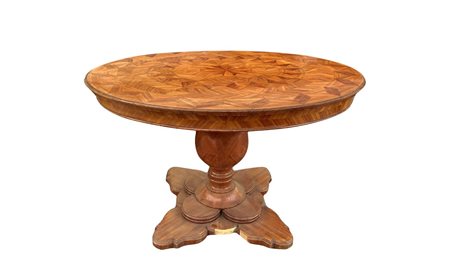 Tavolo tondo in legno di mogano con piede a quadrifoglio e piano intarsiato, Inizi 20° Secolo