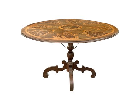Tavolo rotondo con piede a quattro razze, in legno di radica di noce ed intarsi in legni chiari, 19° Secolo