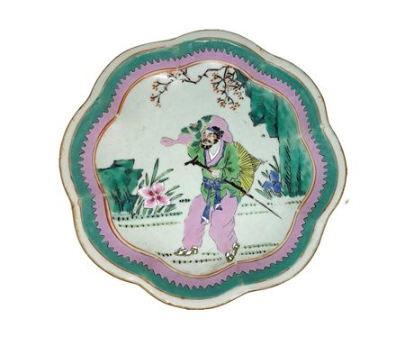 Piatto con figurazioni e motivi cinesi nei toni pastello con piccola alzatina, Fine 19° Secolo