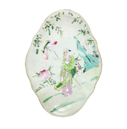 Piatto ovale con figurazioni e motivi cinesi nei toni pastello con piccola alzatina, Fine 19° Secolo