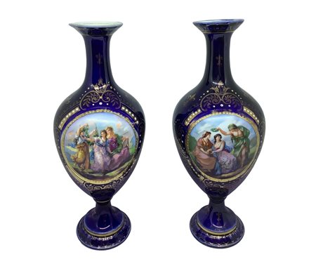 Coppia di vasi in porcellana francese con decorazioni in oro, smalti e medaglioni dipinti sul fronte con scene di genere, 20° Secolo